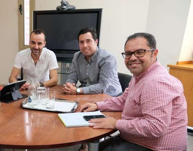 Alejandro Ramos, en el centro de la imagen en una reunión de este viernes como director general de Trabajo (Foto TA)
